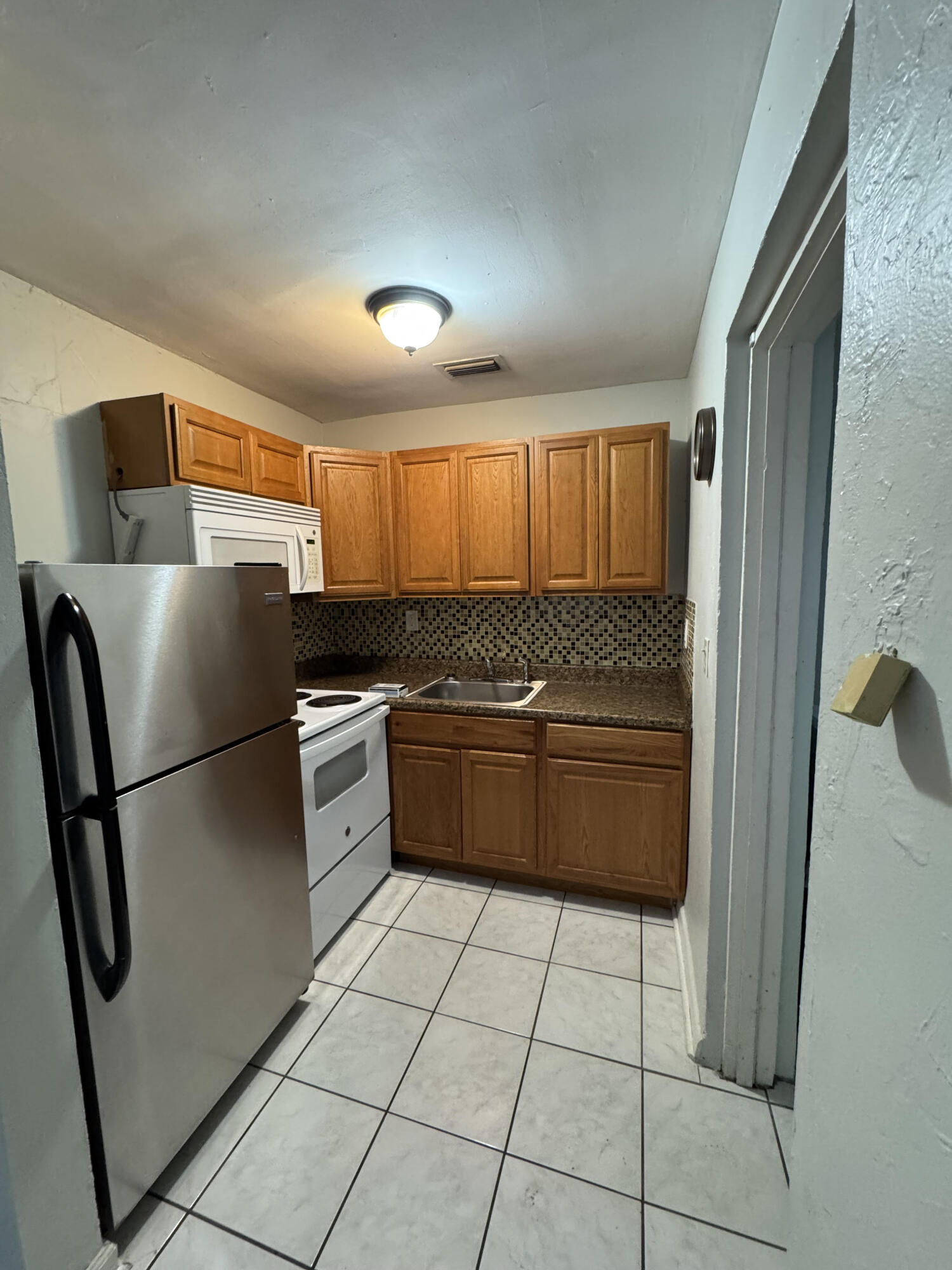 909 Southeast Nassau Avenue Stuart, FL 34994 - Photo 4 of 11 Kitchen