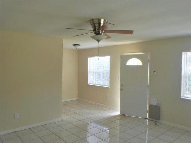 909 Southeast Nassau Avenue Stuart, FL 34994 - Photo 5 of 11 Living Room