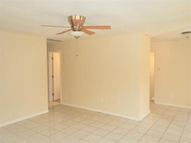 909 Southeast Nassau Avenue Stuart, FL 34994 - Photo 7 of 11 Living Room View2
