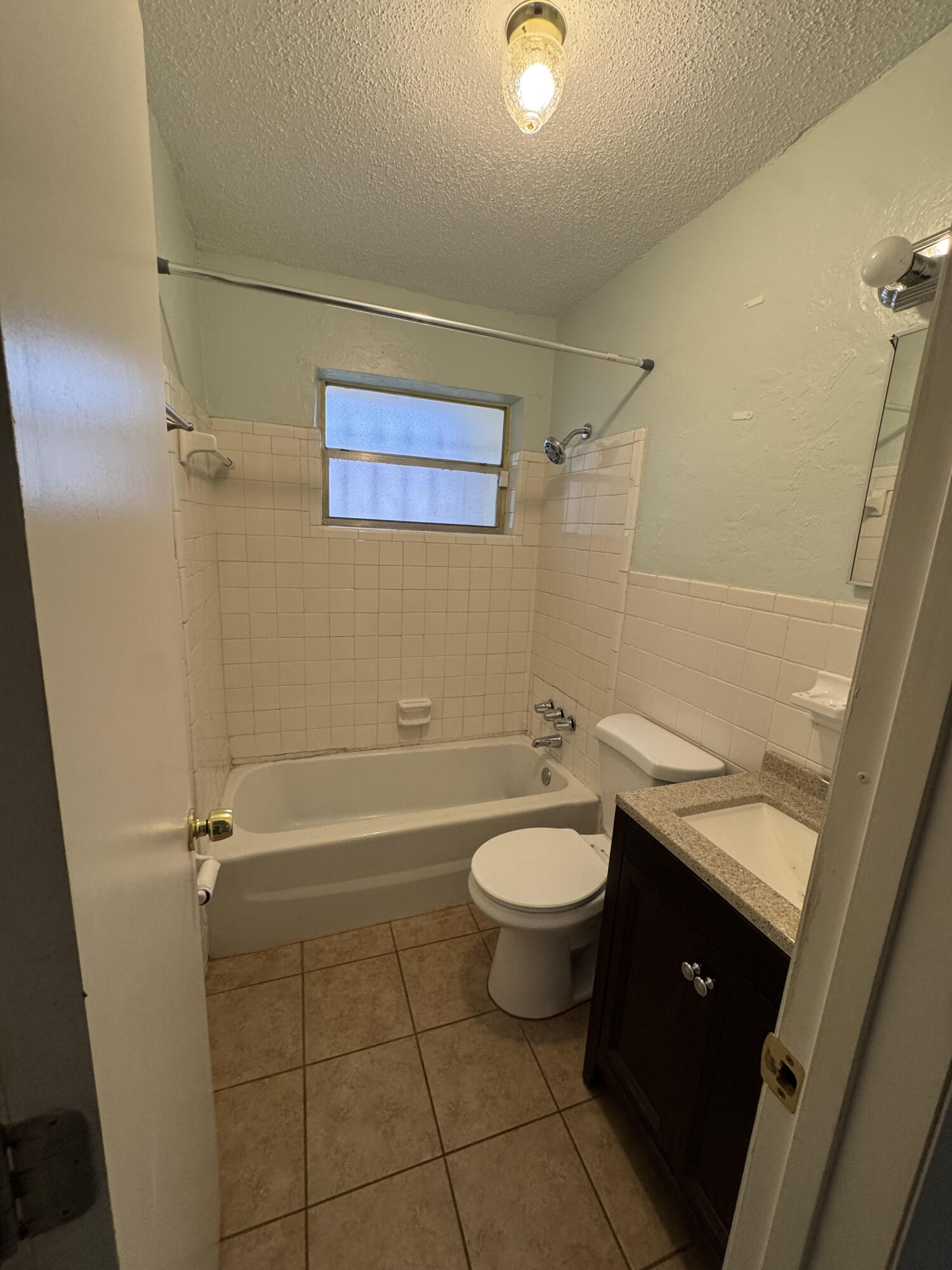 909 Southeast Nassau Avenue Stuart, FL 34994 - Photo 8 of 11 Bathroom