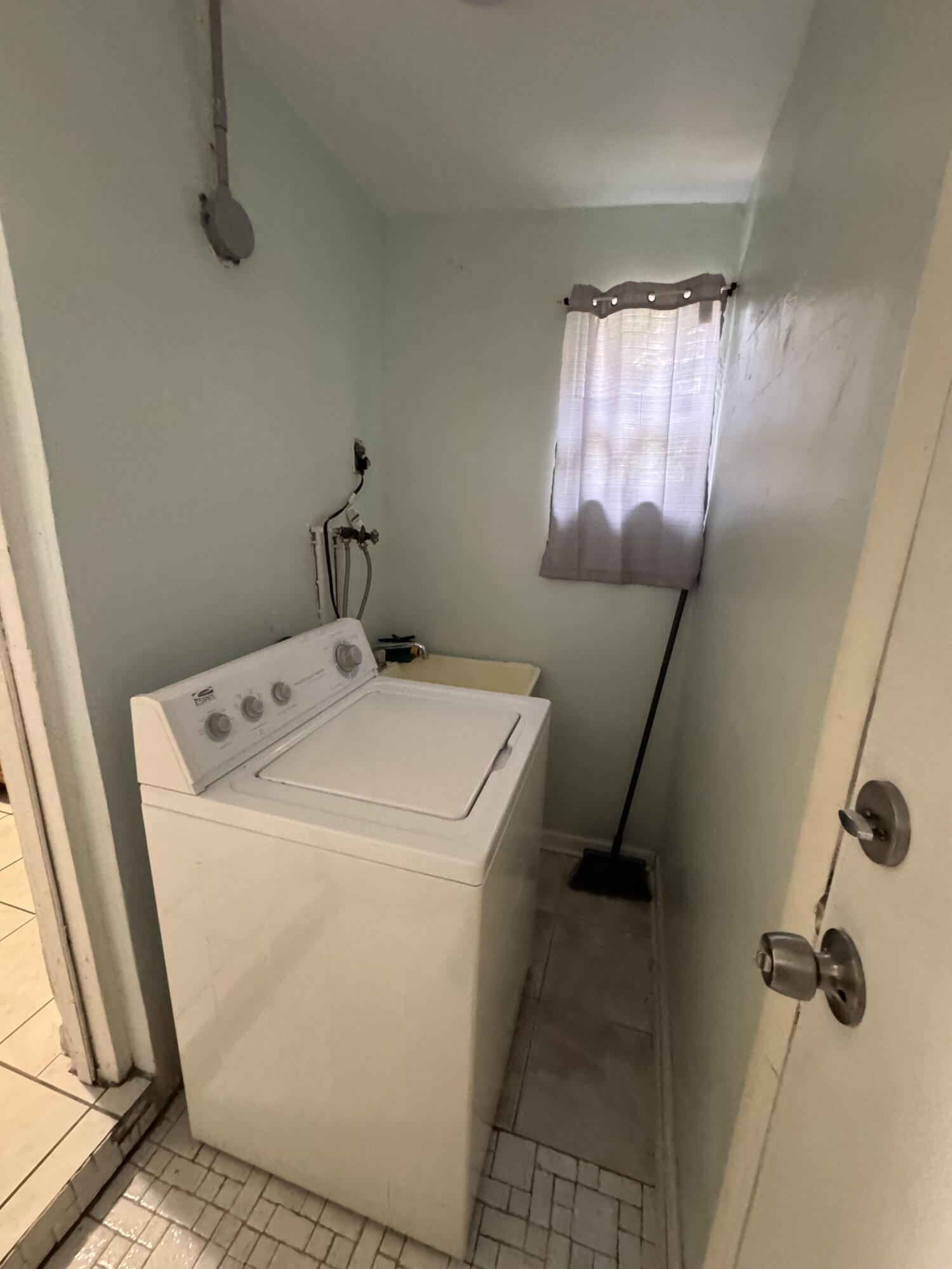 909 Southeast Nassau Avenue Stuart, FL 34994 - Photo 9 of 11 Laundry