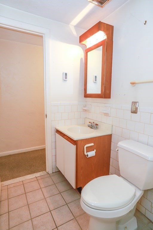 202 Swanson Road, Unit 524 Boxborough, MA 01719 - Photo 18 of 22 a bathroom with a toilet a sink and mirror