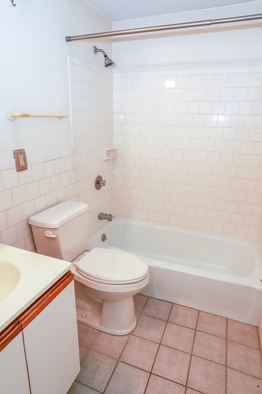 202 Swanson Road, Unit 524 Boxborough, MA 01719 - Photo 19 of 22 a bathroom with a toilet a sink and a bathtub