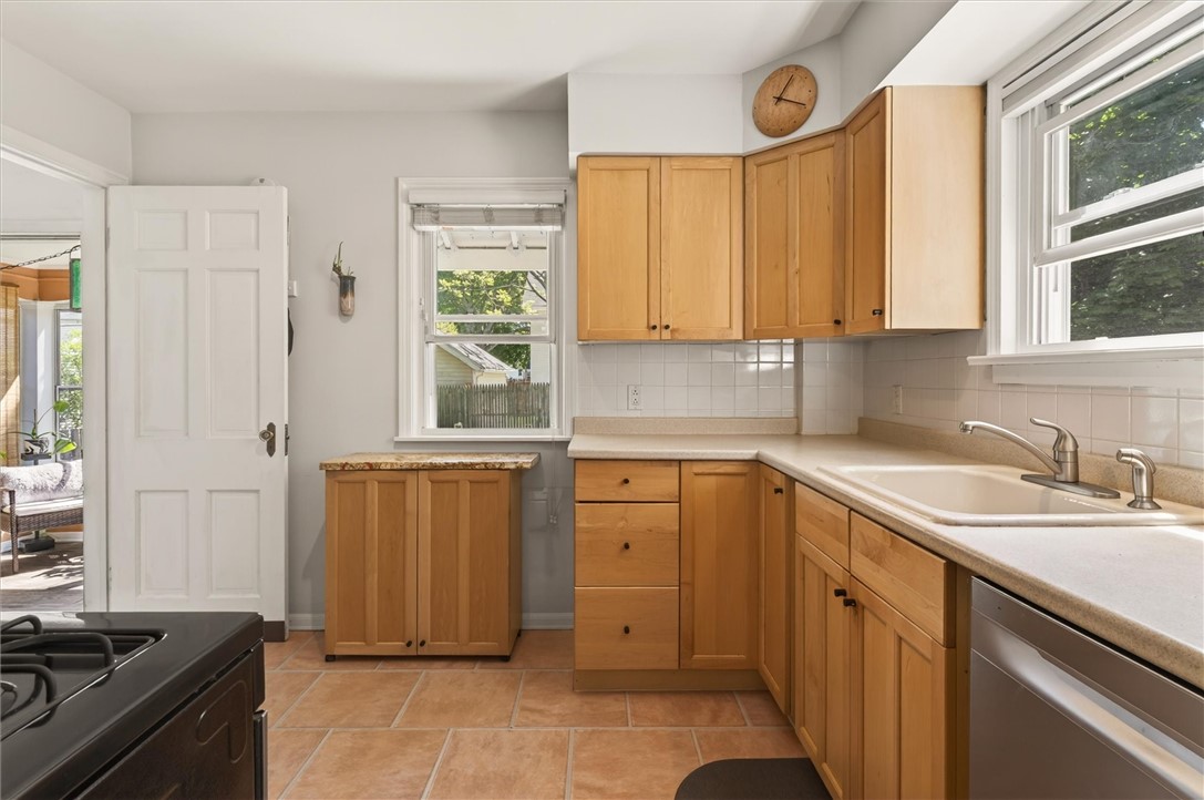 34 Seacliffe Road Irondequoit, NY 14622 - Photo 12 of 41