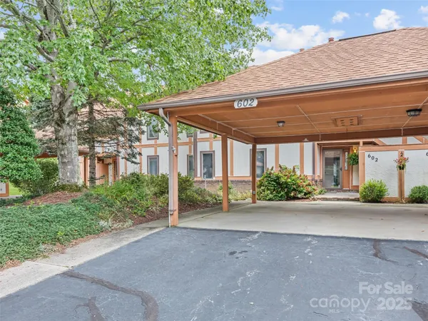 $550,000 | 602 Fleetwood Plaza, Hendersonville, NC 28739