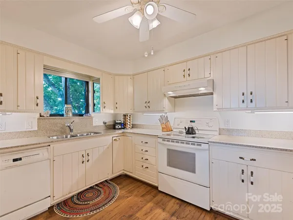 $550,000 | 602 Fleetwood Plaza, Hendersonville, NC 28739