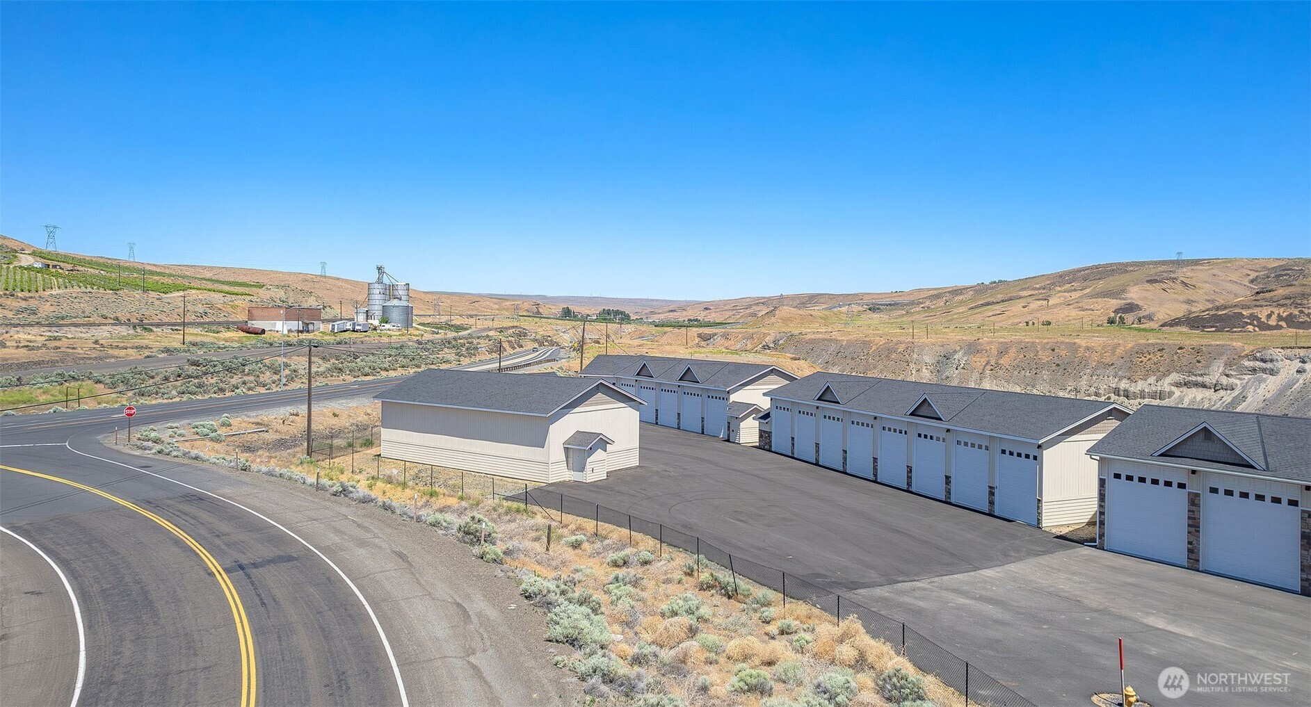 9967 W8 Road Northwest, Unit G40 Quincy, WA 98848 - Photo 8 of 11 a view of a city with an ocean