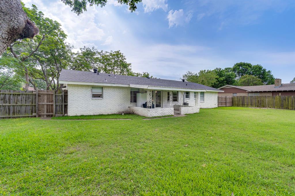 1425 Ridgecrest Drive Midlothian, TX 76065 - Photo 24 of 33 Big yard with back patio.