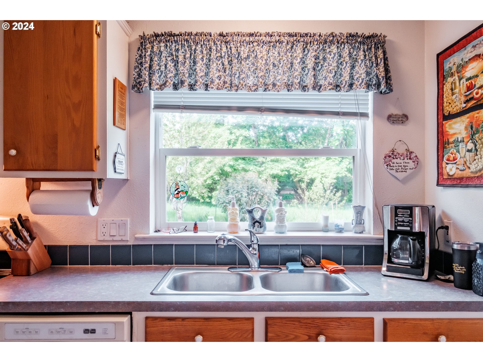 8560 Southeast Wallace Road Dayton, OR 97114 - Photo 22 of 48 a kitchen with a two large window