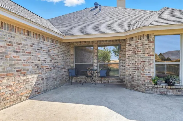 a view of a back yard