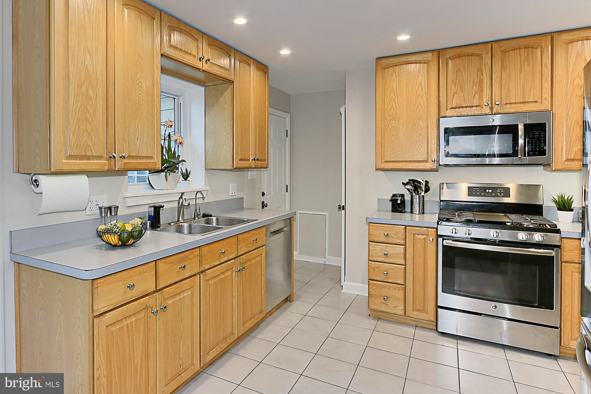 5906 Craig Street Springfield, VA 22150 - Photo 14 of 54 Gas range and built-in microwave