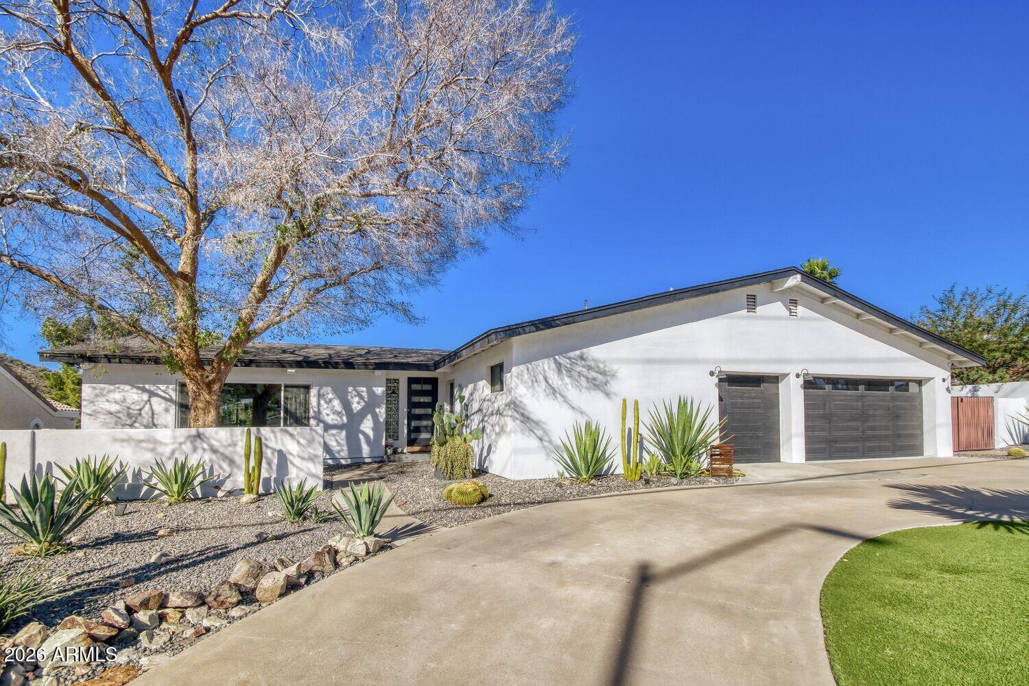 720 West Thunderbird Road Phoenix, AZ 85023 - Photo 3 of 28 a front view of a house with garden
