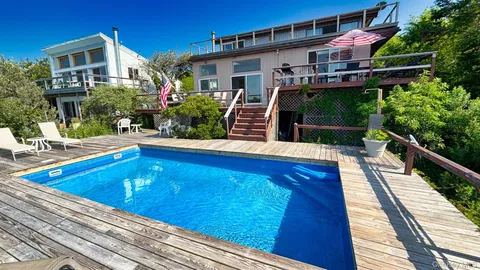 a view of sitting area with furniture