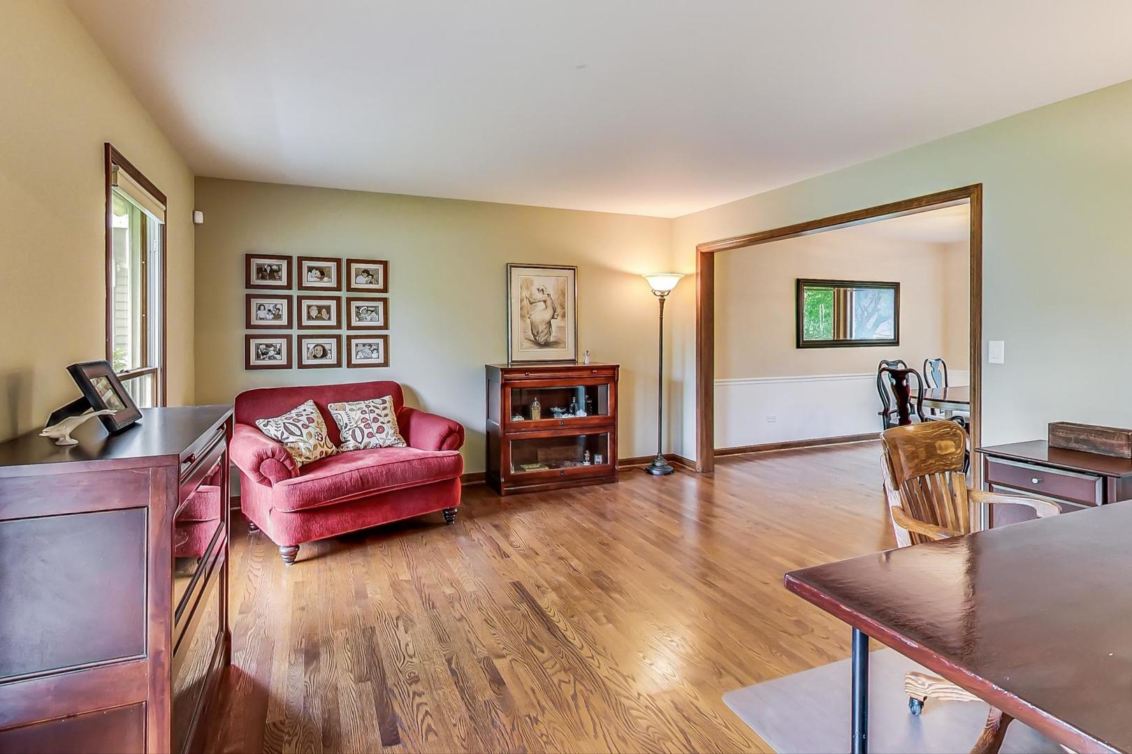 482 West 3rd Street Elmhurst, IL 60126 - Photo 5 of 39 a living room with furniture and wooden floor