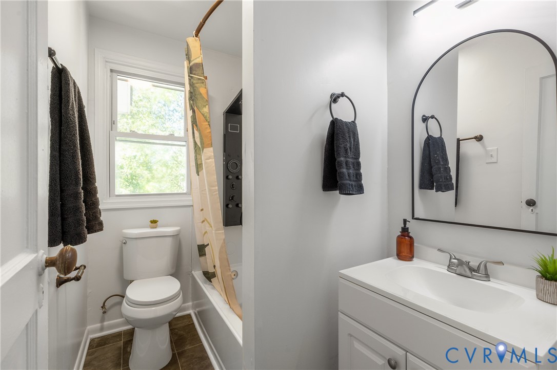 3406 Meadowbridge Road Richmond, VA 23222 - Photo 21 of 41 a bathroom with a toilet sink and mirror