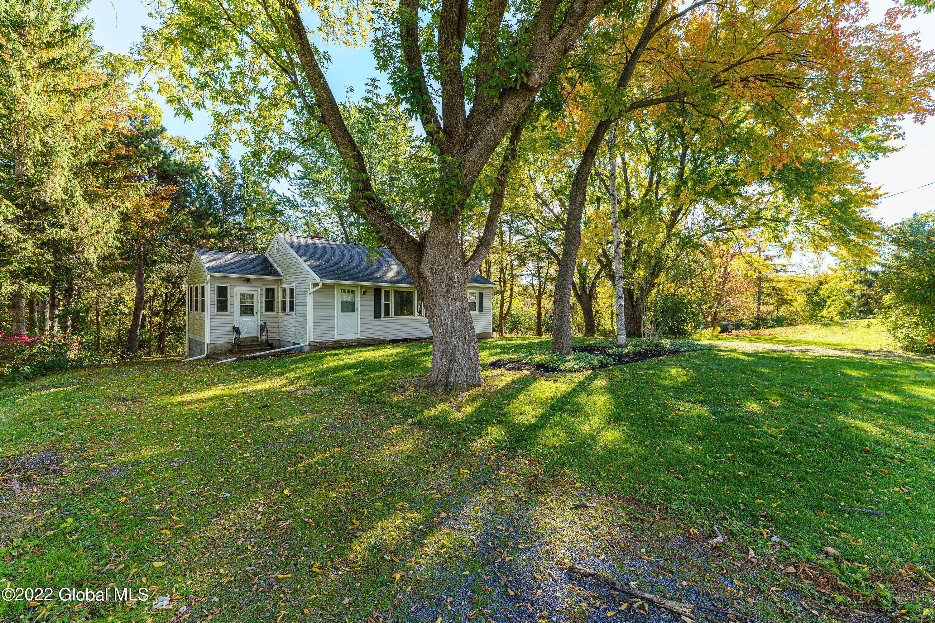 9 Danvers Road Altamont, NY 12009 - Photo 4 of 31 0 Front 3