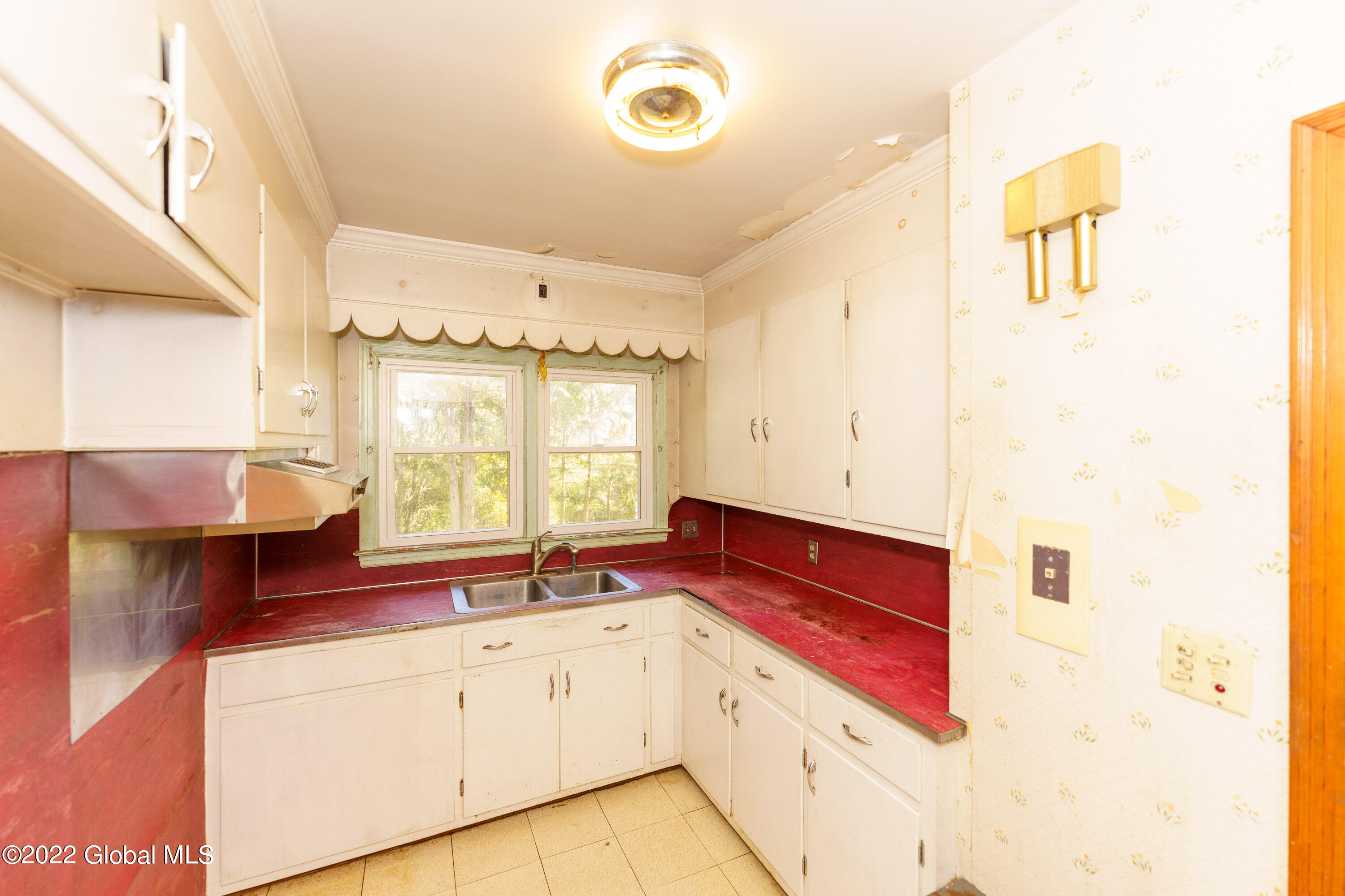 9 Danvers Road Altamont, NY 12009 - Photo 7 of 31 2 Kitchen 1