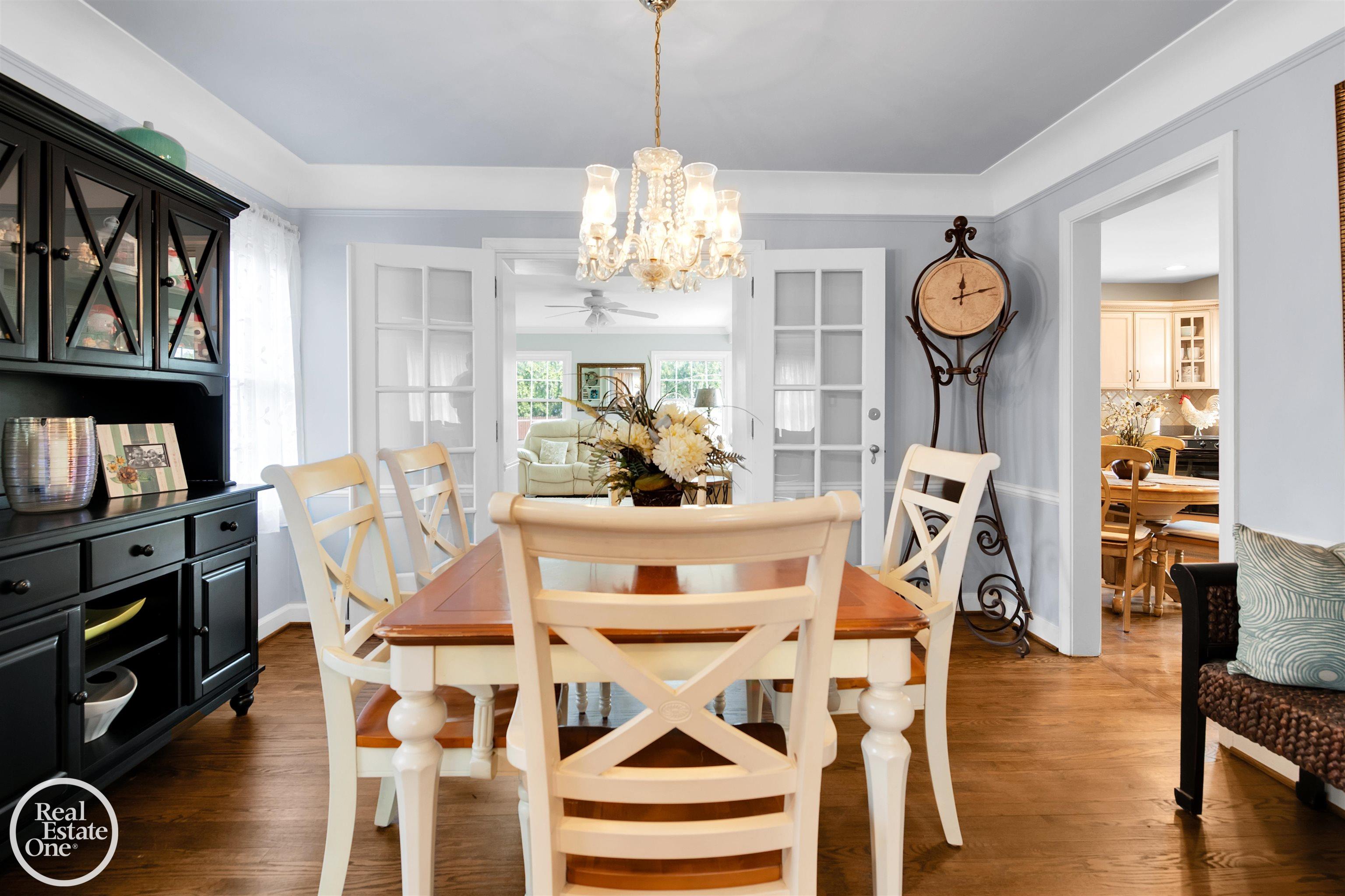 692 Hawthorne Road Grosse Pointe, MI 48236 - Photo 9 of 33 50138273-aadd3ea7-e563-4d05-828d-23160c3ff771.JPG