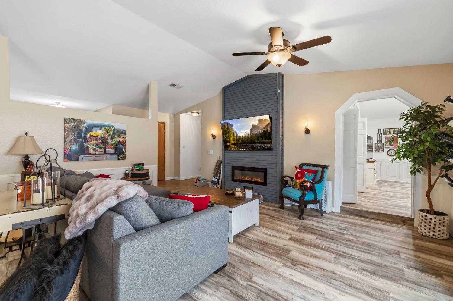 11460 Racetrack Road Sonora, CA 95370 - Photo 18 of 46 a living room with furniture and a flat screen tv