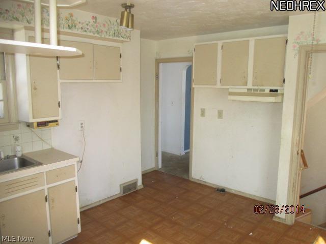 7615 Snow Road Cleveland, OH 44129 - Photo 9 of 14