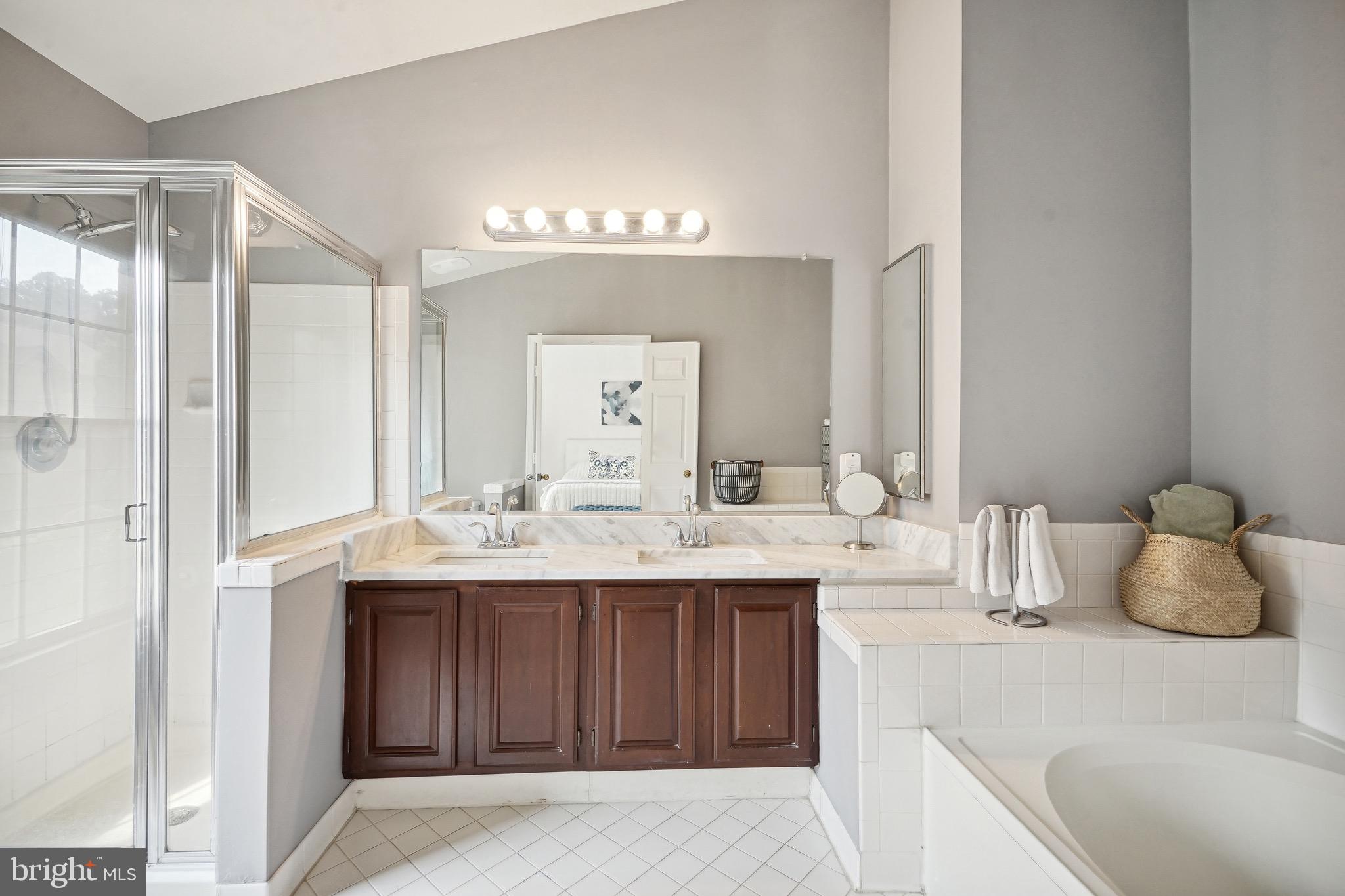 9603 Minstead Court Burke, VA 22015 - Photo 17 of 31 Primary Bathroom