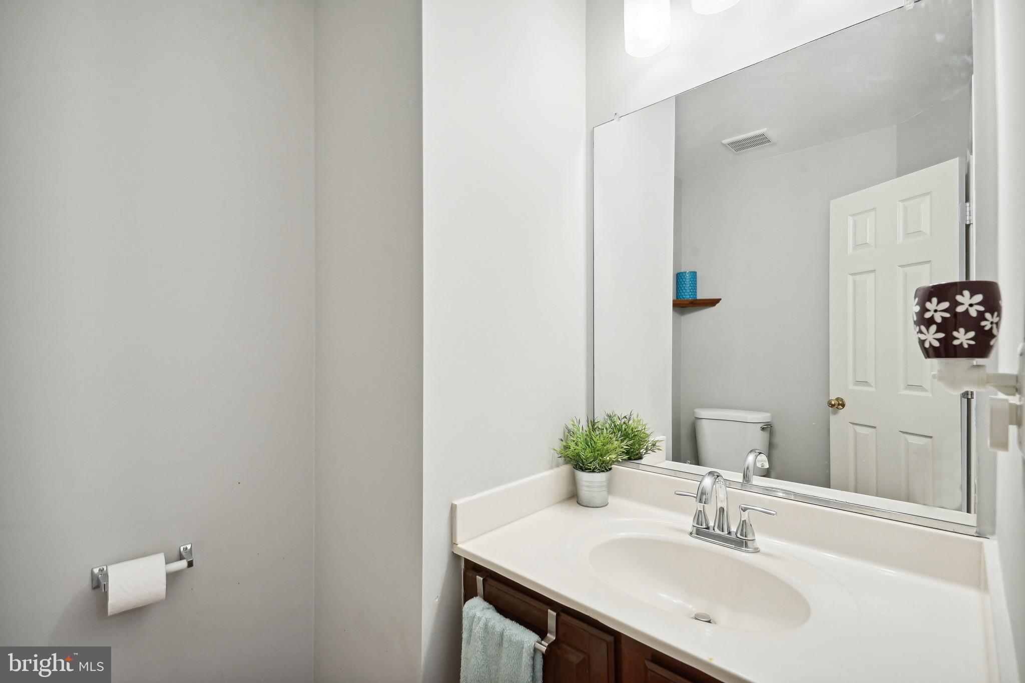 9603 Minstead Court Burke, VA 22015 - Photo 8 of 31 Main Level 1/2 Bath