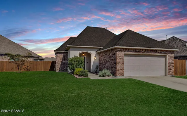 $274,899 | 104 Gray Birch Loop, Youngsville, LA 70592