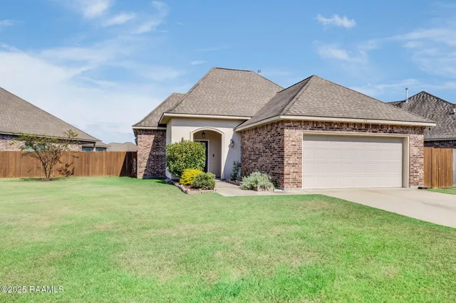 $285,000 | 104 Gray Birch Loop, Youngsville, LA 70592