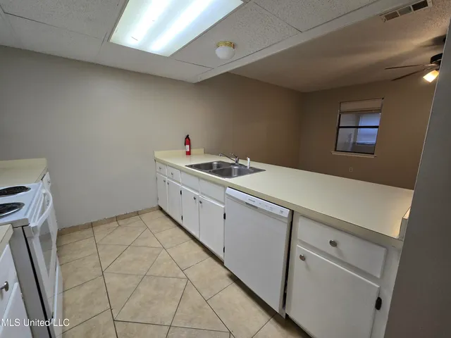 $1,250 | 15251 Parkwood Drive North, Unit B, Gulfport, MS 39503