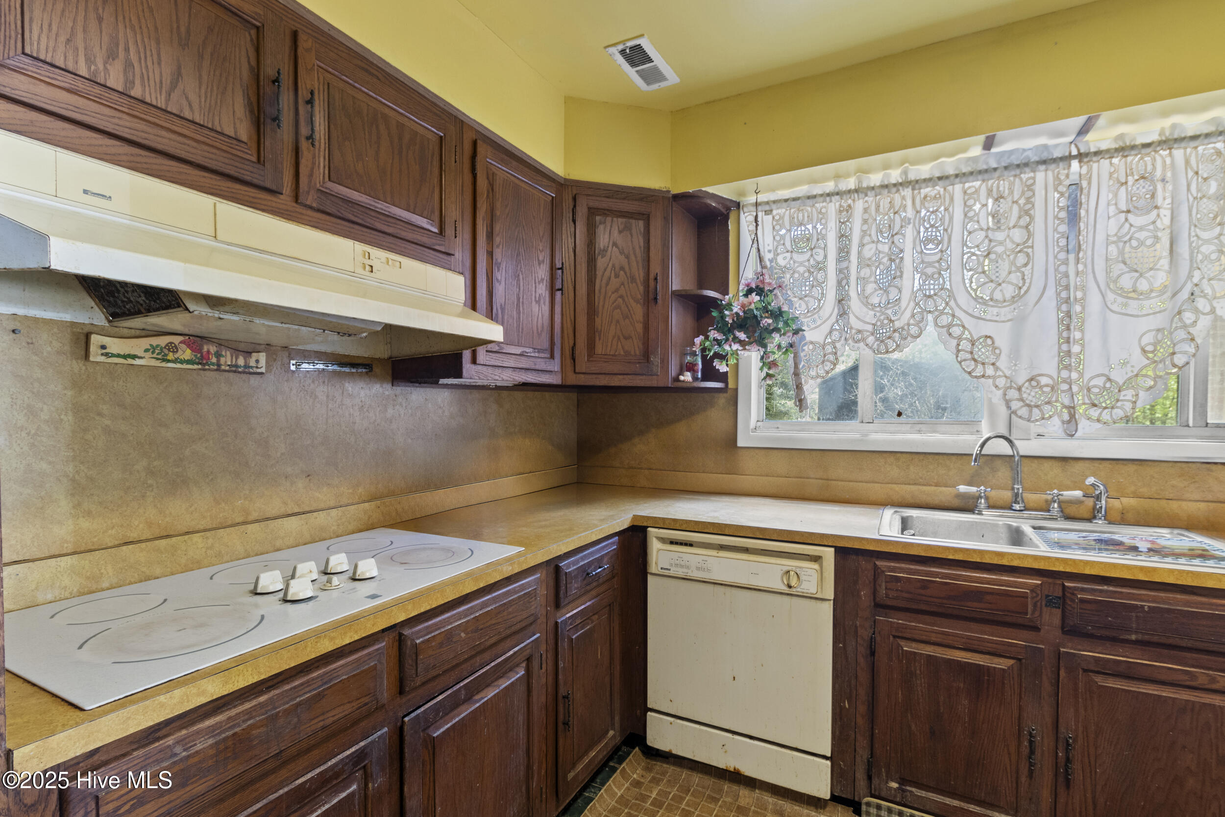1618 Highway 11 Kelly, NC 28448 - Photo 23 of 36 1618 NC 11 26_kitchen