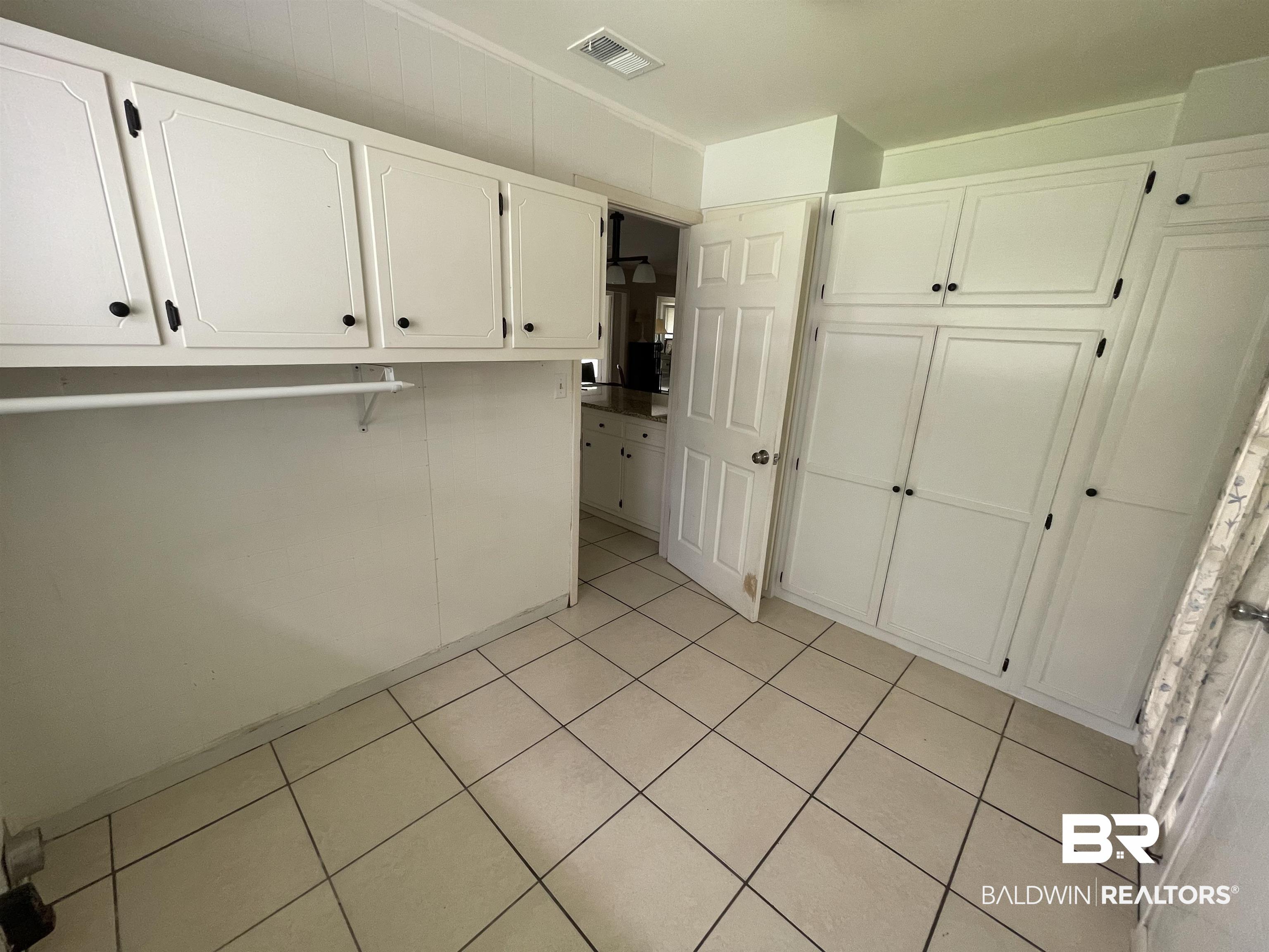 402 West Myrtle Avenue Foley, AL 36535 - Photo 7 of 38 Interior Laundry Room