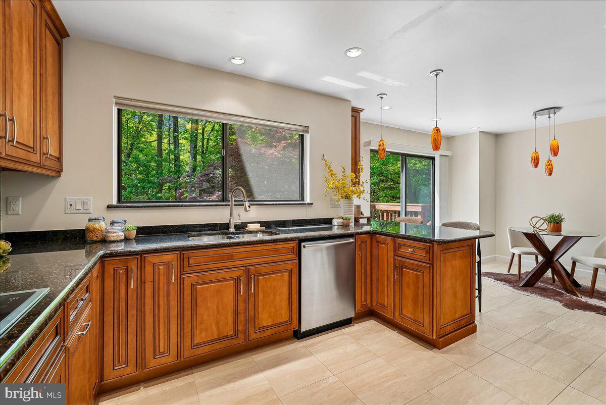 2024 Swans Neck Way Reston, VA 20191 - Photo 5 of 42 Kitchen