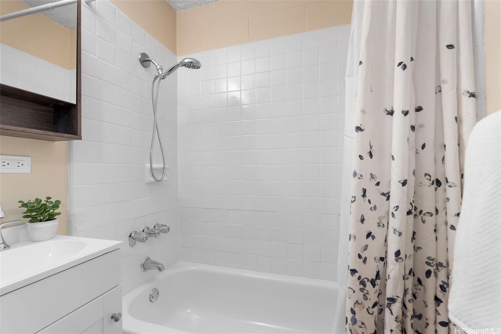 814 Kinau Street, Unit 401 Honolulu, HI 96813 - Photo 20 of 23 a bathroom with a bathtub and shower