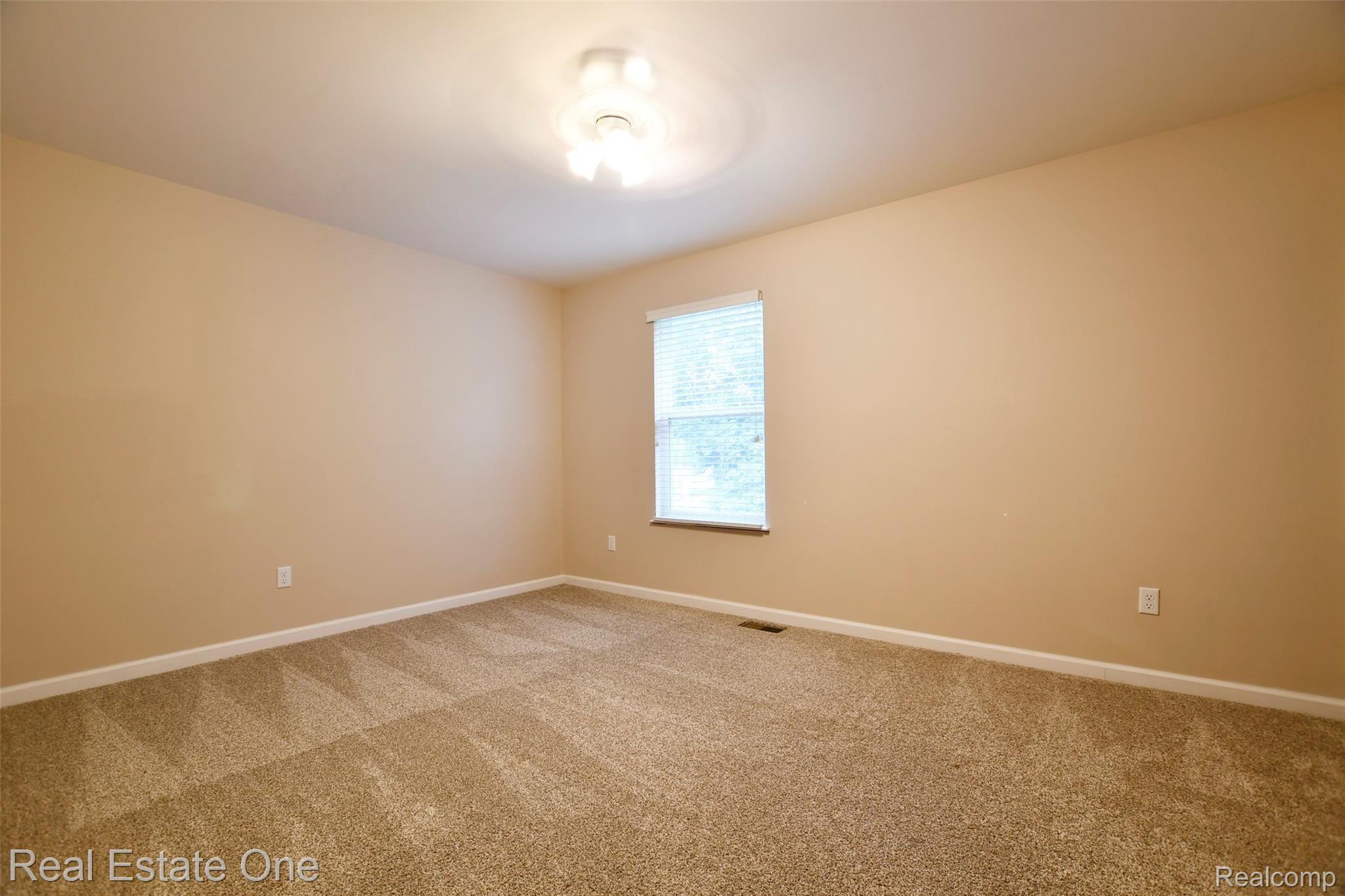 3202 Everett Drive Rochester, MI 48307 - Photo 14 of 28 Bedroom2.jpg