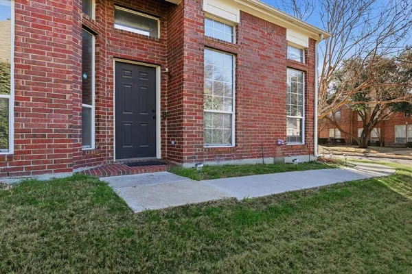 a brick building that has a lots of windows in it