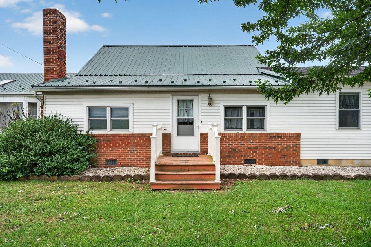 10402 Phillips Store Road Broadway, VA 22815 - Photo 50 of 68 a front view of a house with a garden