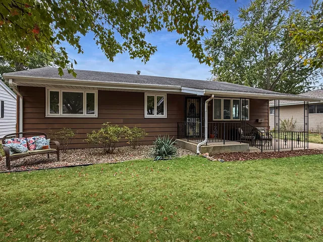 a view of house with a yard