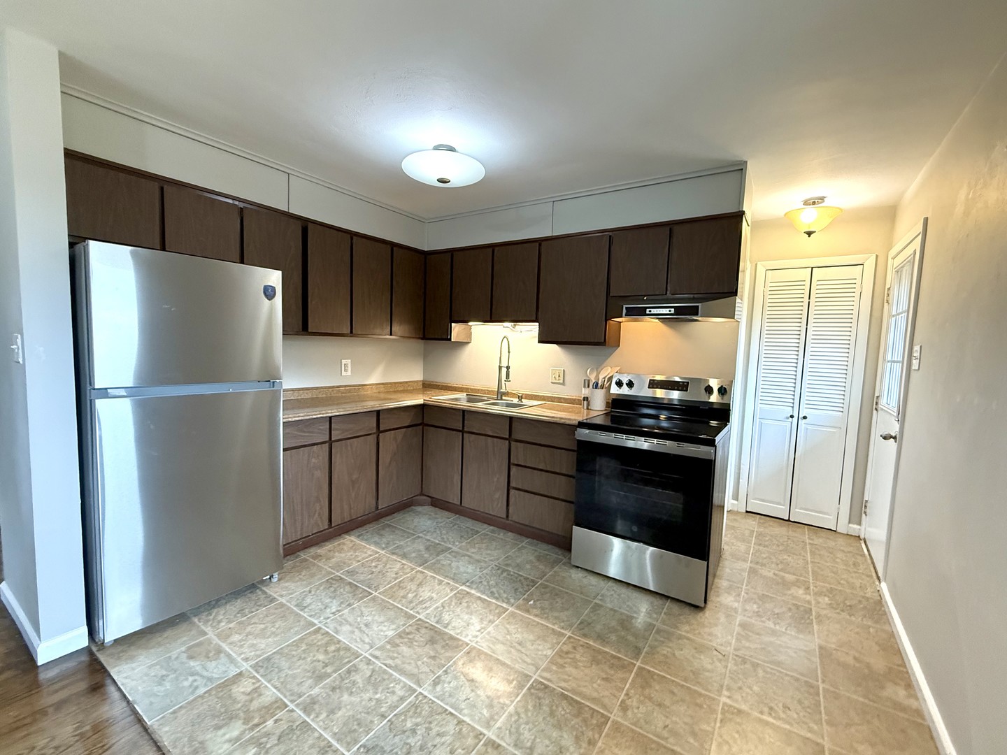 509 Broadmeadow Road Rantoul, IL 61866 - Photo 9 of 18 a kitchen with granite countertop stainless steel appliances and refrigerator
