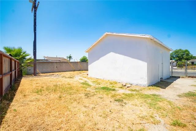 a view of an house with backyard