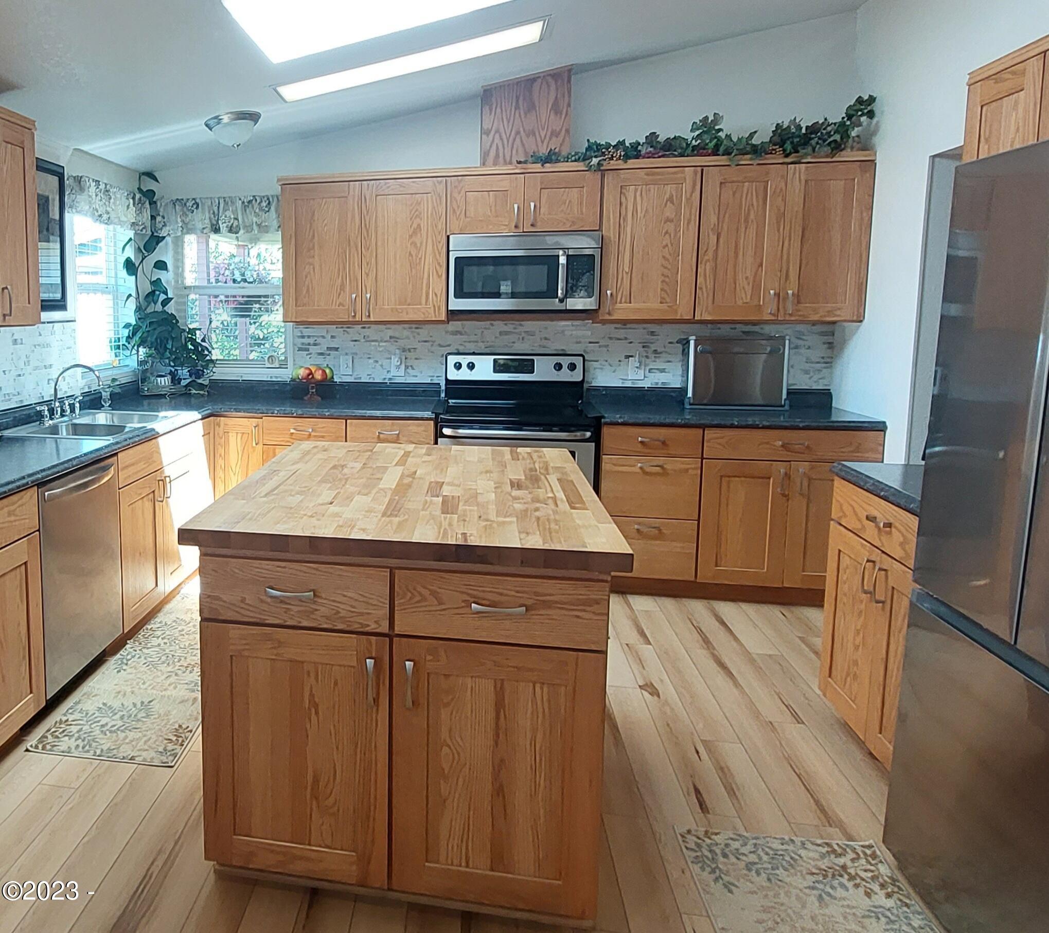 655 Northeast Burnett Road McMinnville, OR 97128 - Photo 5 of 44 Kitchen Island