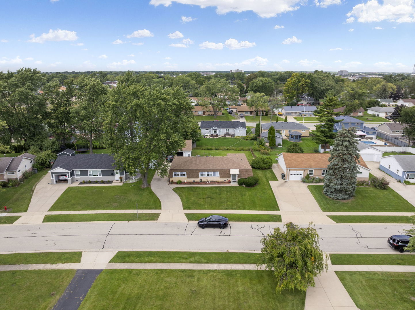 100 Des Plaines Lane Hoffman Estates, IL 60169 - Photo 3 of 36