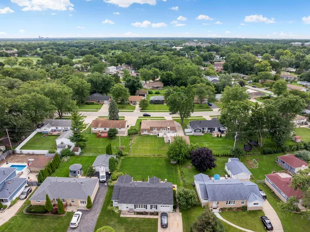 $399,000 | 100 Des Plaines Lane, Hoffman Estates, IL 60169