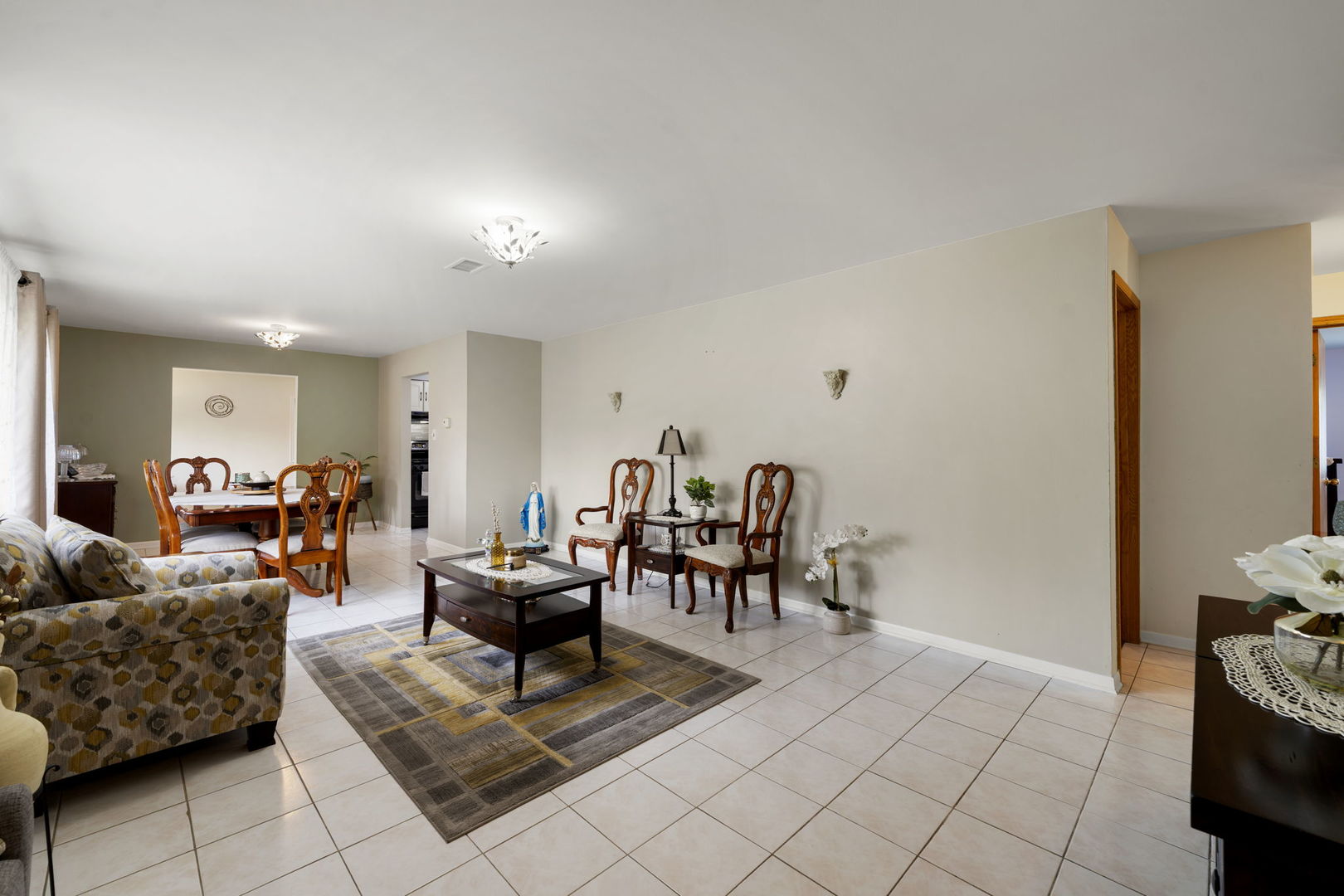 100 Des Plaines Lane Hoffman Estates, IL 60169 - Photo 4 of 36