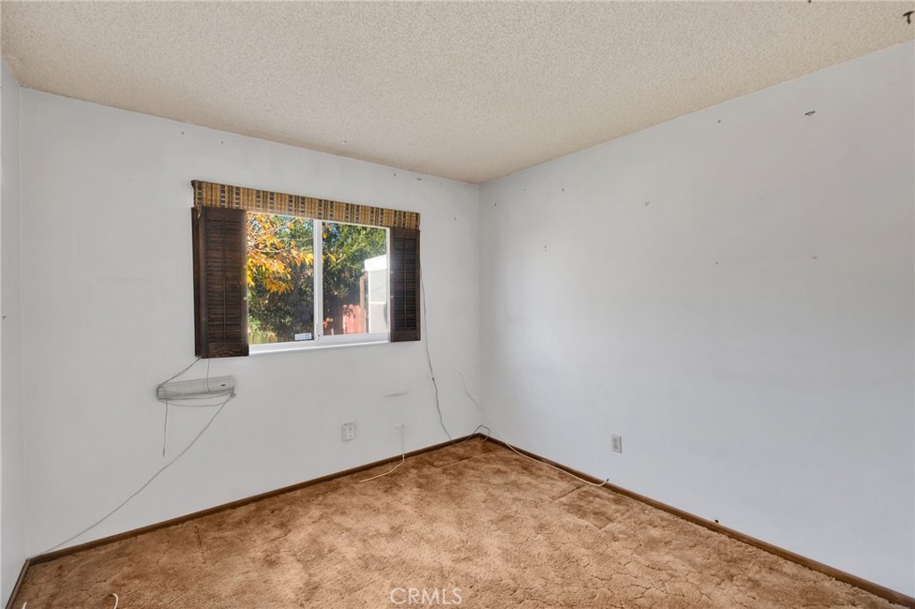 1405 Piute Street Barstow, CA 92311 - Photo 16 of 32 an empty room with a window
