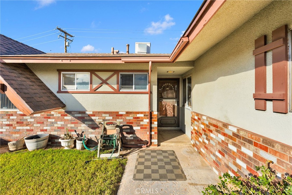 1405 Piute Street Barstow, CA 92311 - Photo 4 of 32 a front view of a house with a garden