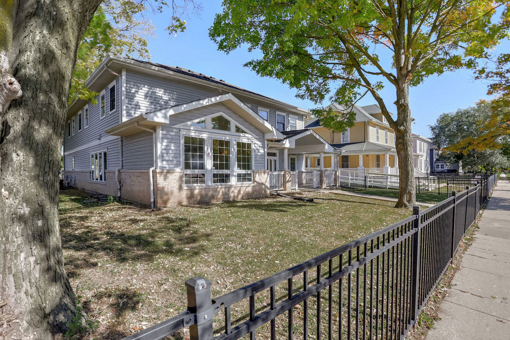 a view of a house with a yard