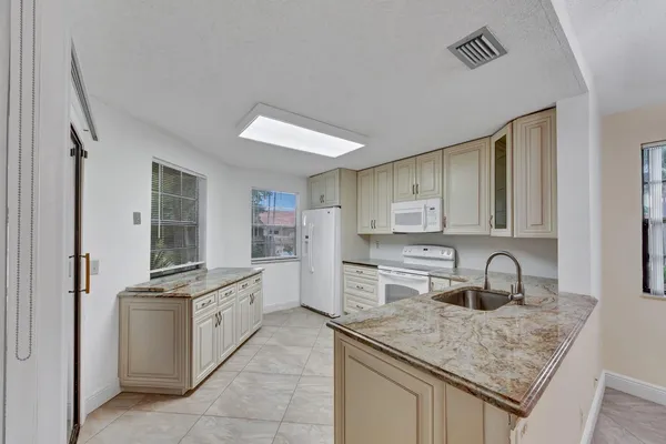 $2,500 | 6698 Montego Bay Boulevard, Unit F, Boca Raton, FL 33433