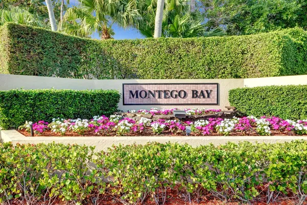 a view of sign board with yard