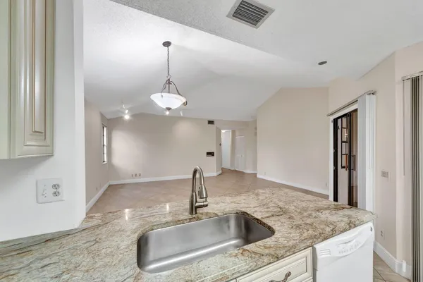 $2,500 | 6698 Montego Bay Boulevard, Unit F, Boca Raton, FL 33433