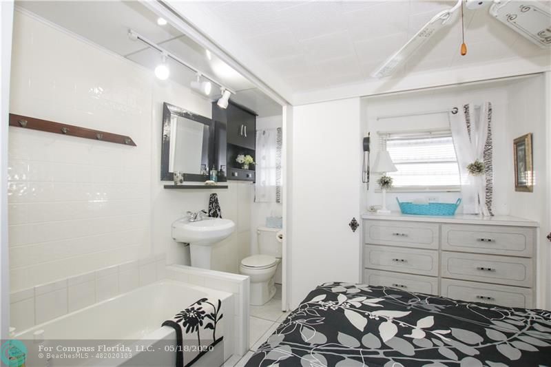 8630 Southwest 18th Place Davie, FL 33324 - Photo 17 of 58